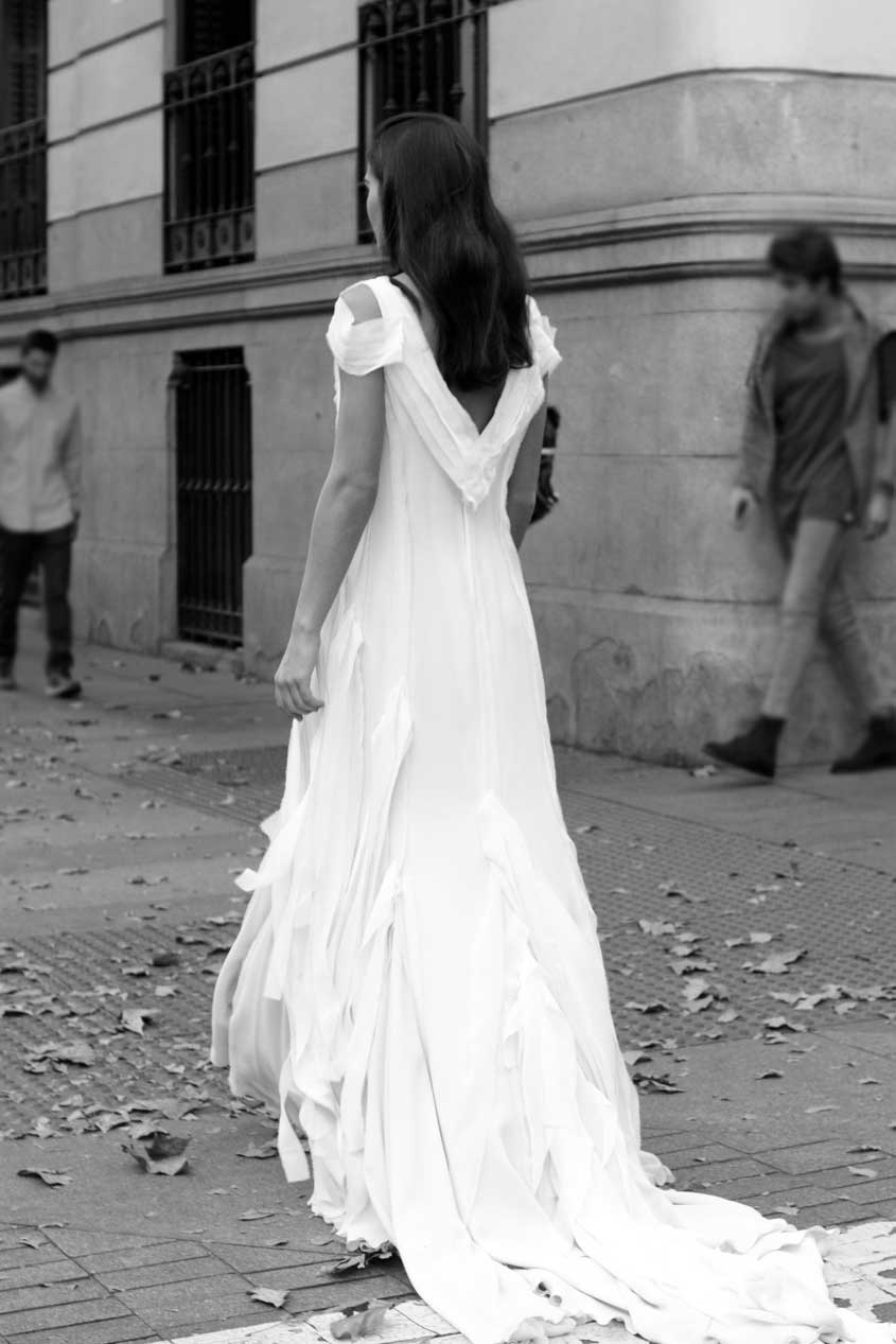 Basaldua novias paseando por la calle