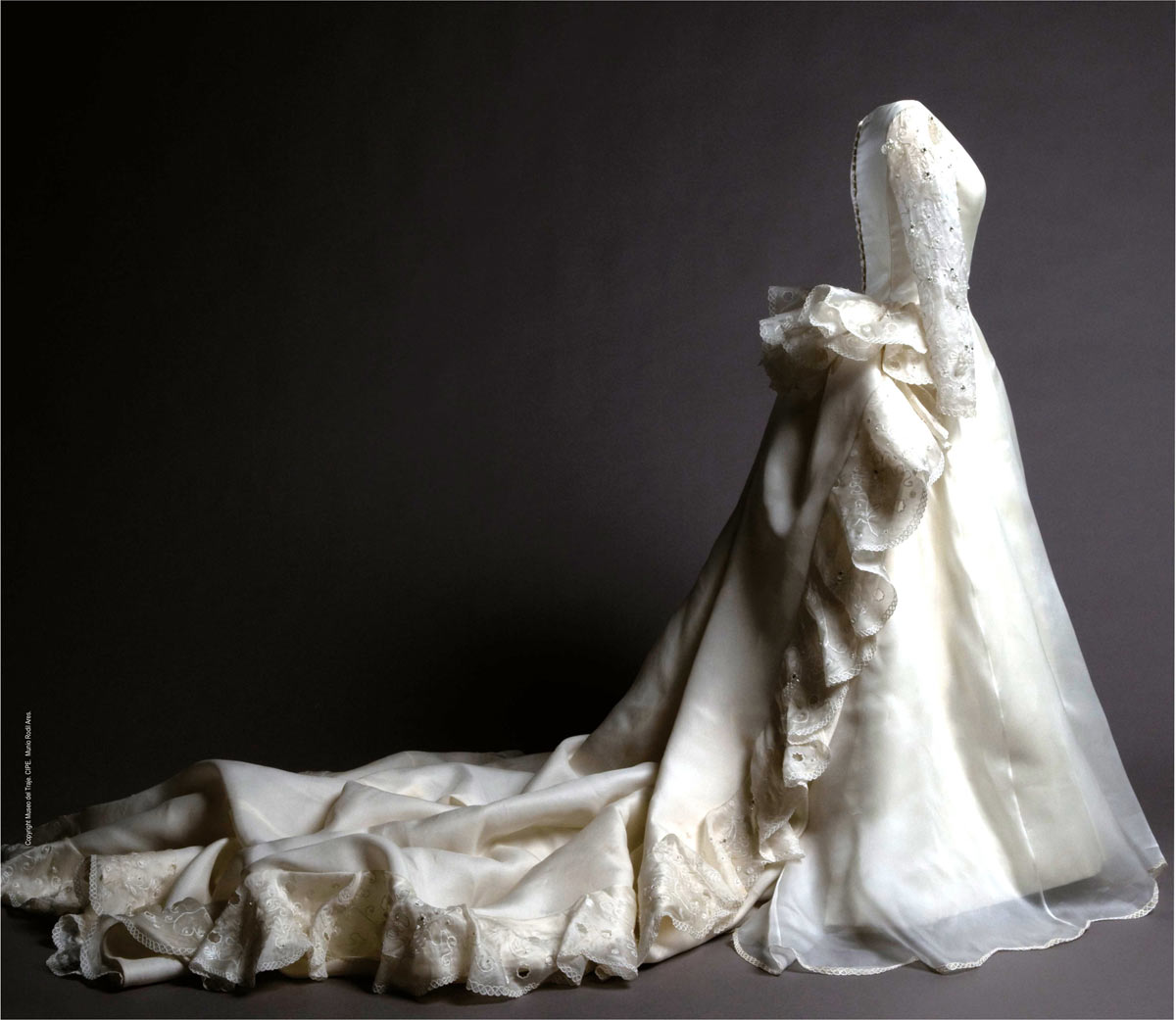 traje-de-novia-con-bordado-y-pedreia-BAS00026